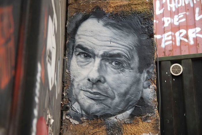 Pierre_Bourdieu,_painted_portrait_DDC_8931
